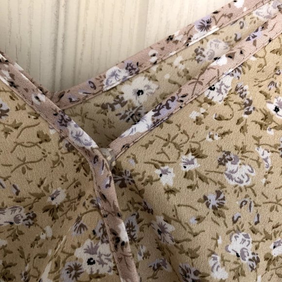 Ditsy Yellow Floral Butterfly Sleeve Blouse size M *FREE WITH PURCHASE* - Picture 3 of 7